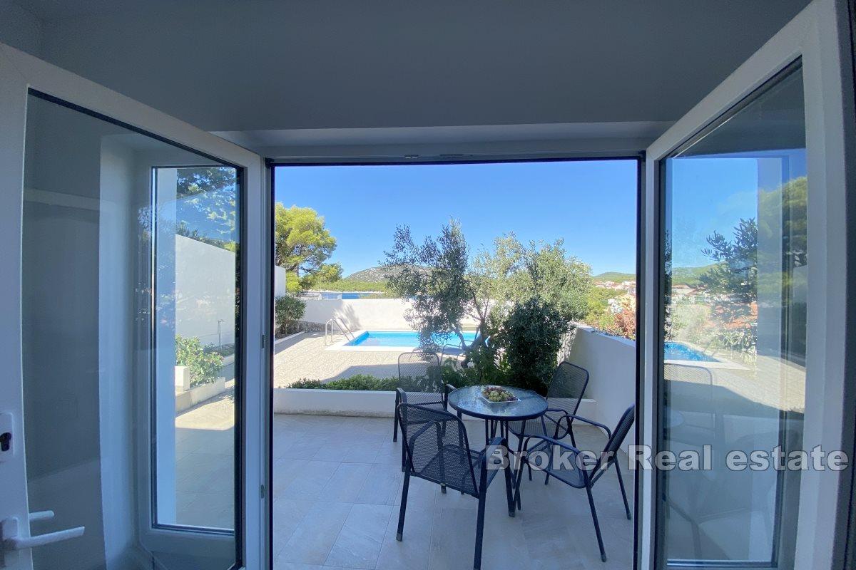 Detached house with a pool on peaceful location