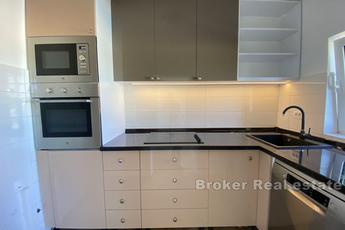 Detached house with a pool on peaceful location