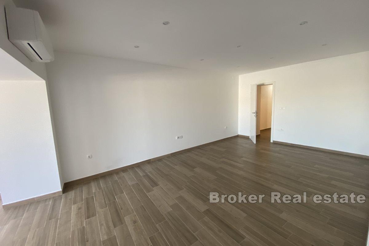 Detached house with a pool on peaceful location