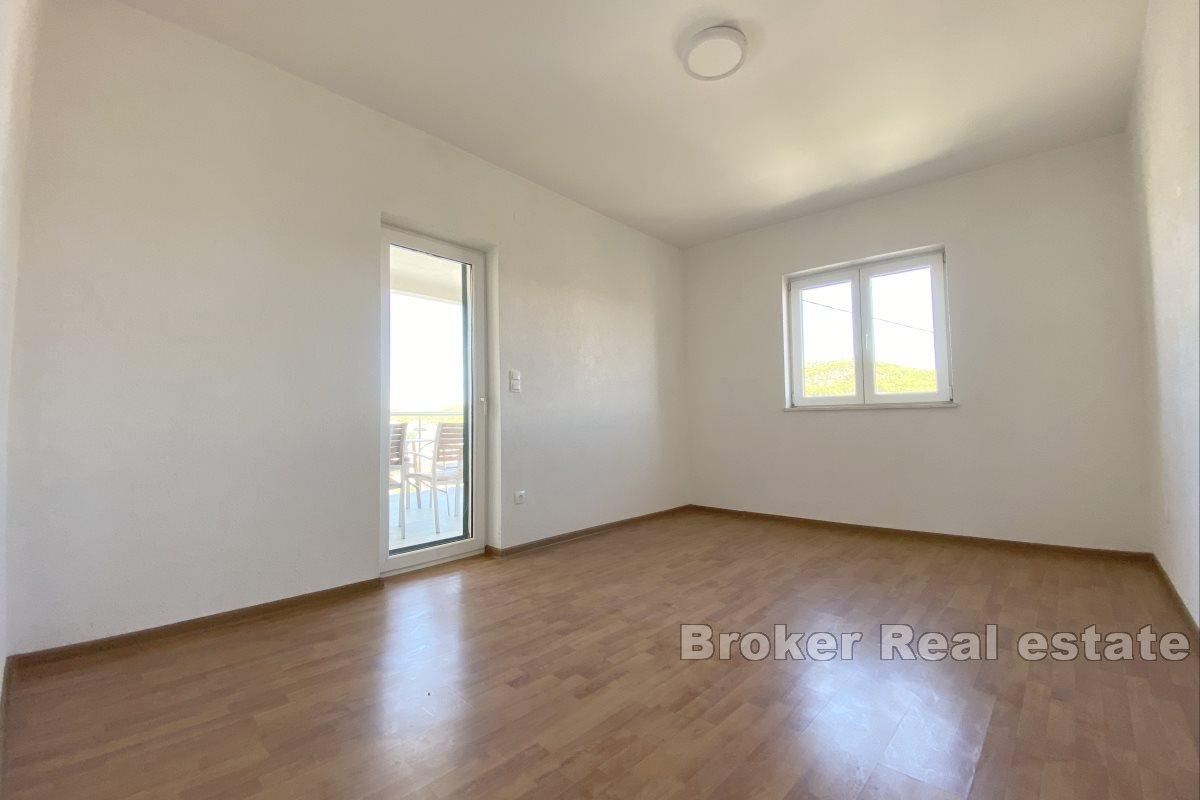 Detached house with a pool on peaceful location