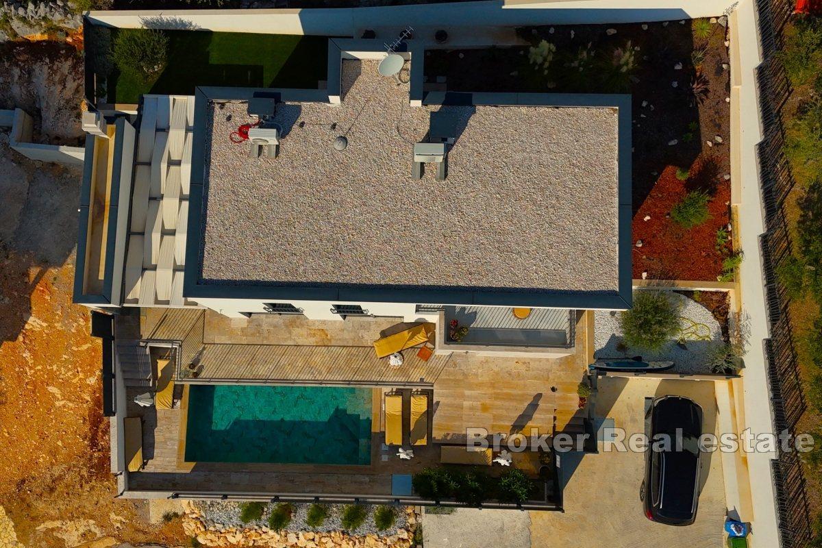 Willa w spokojnej okolicy z widokiem na morze