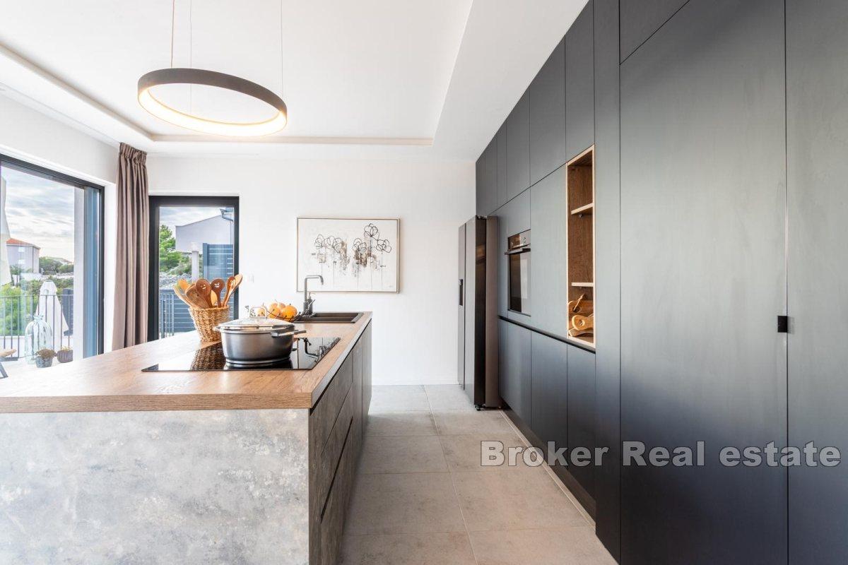 Willa w spokojnej okolicy z widokiem na morze