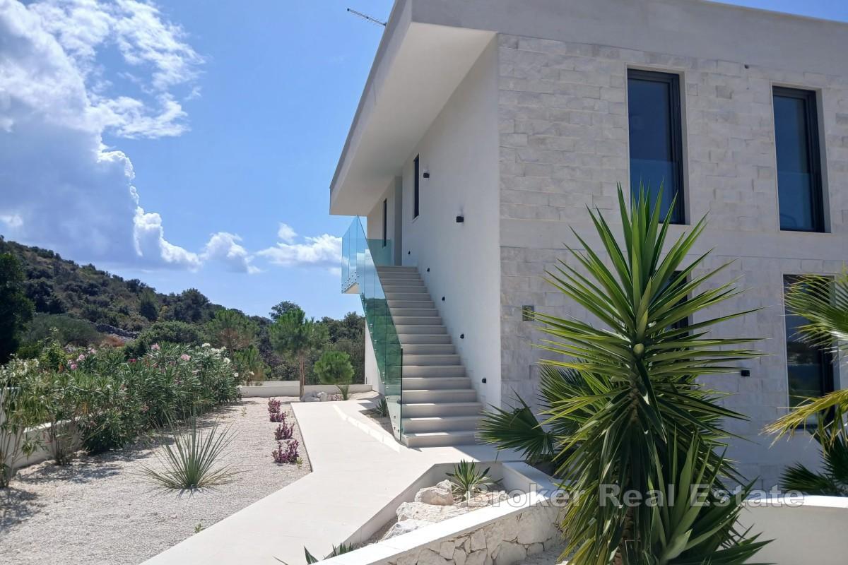 Appartamenti con piscina e vista mare