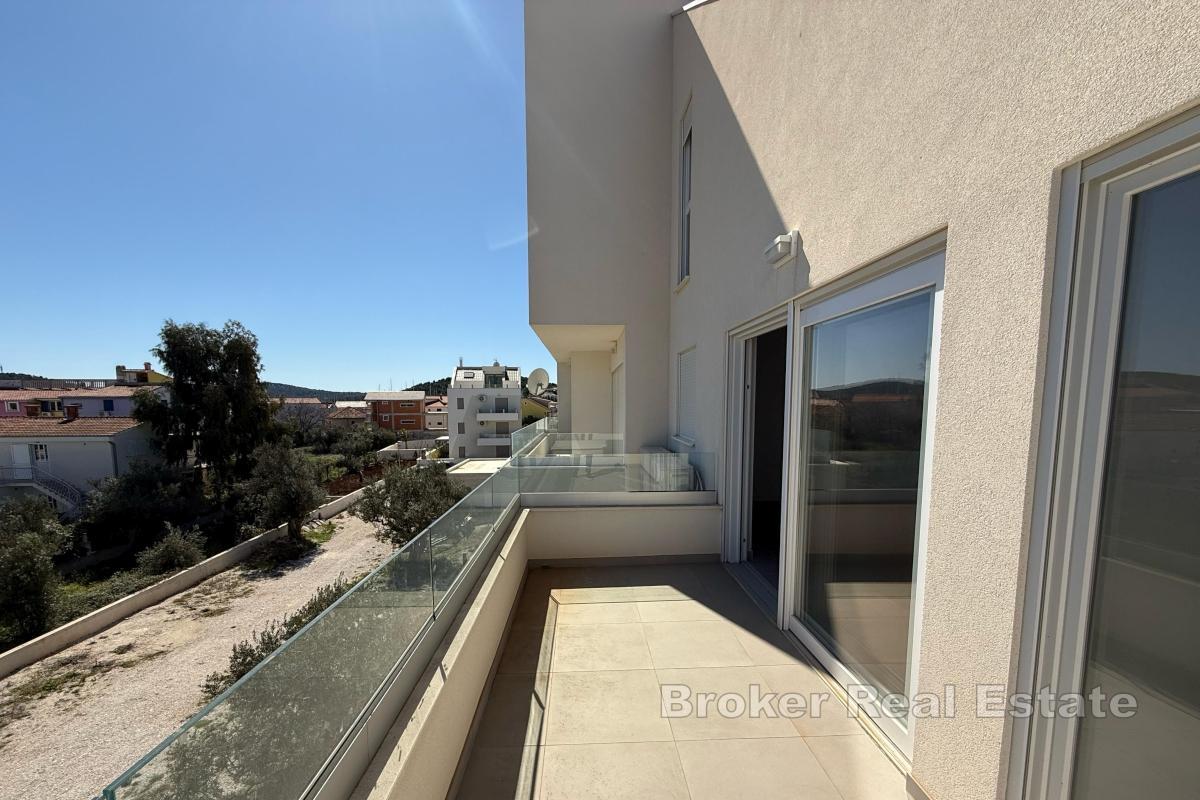 Nowo wybudowany apartament z parkingiem w pobliżu centrum miasta