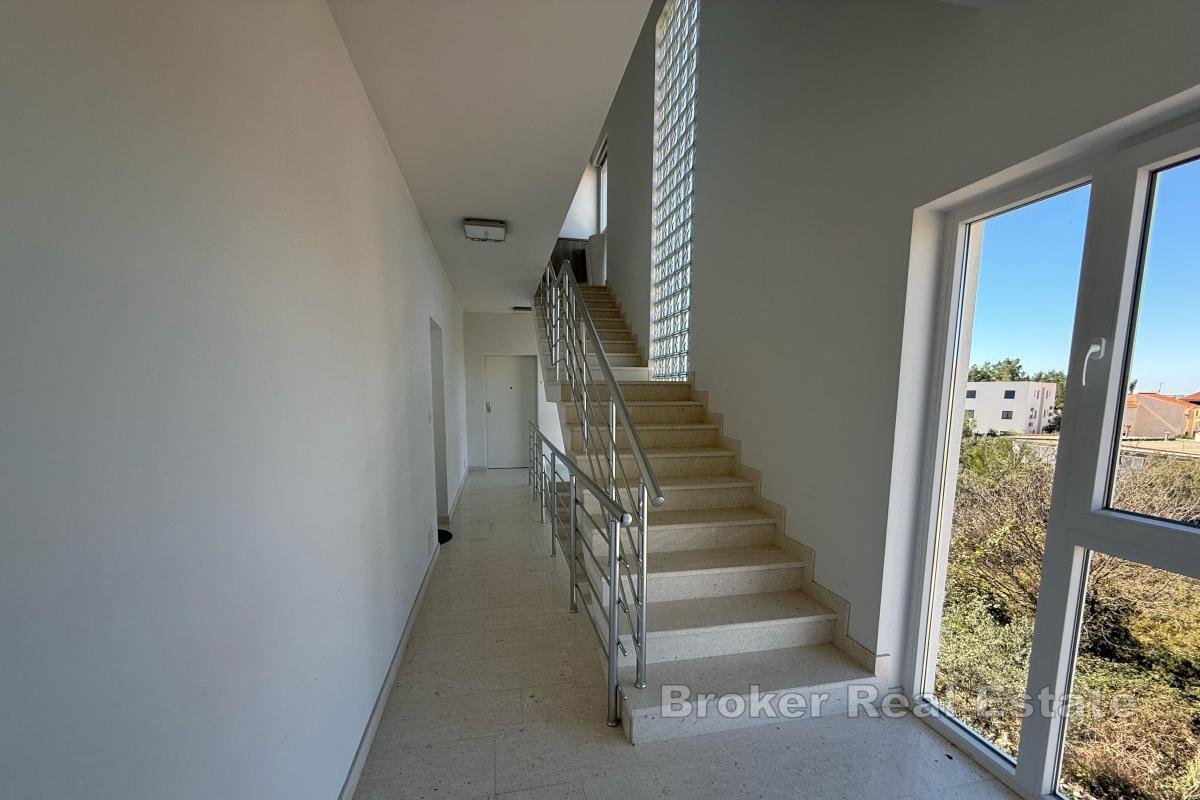 Nowo wybudowany apartament z parkingiem w pobliżu centrum miasta