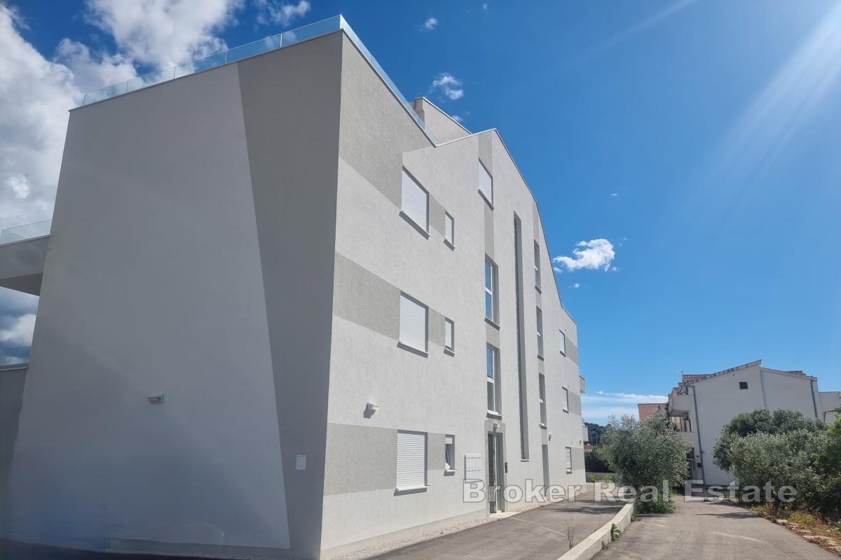 Nowo wybudowany apartament z parkingiem w pobliżu centrum miasta