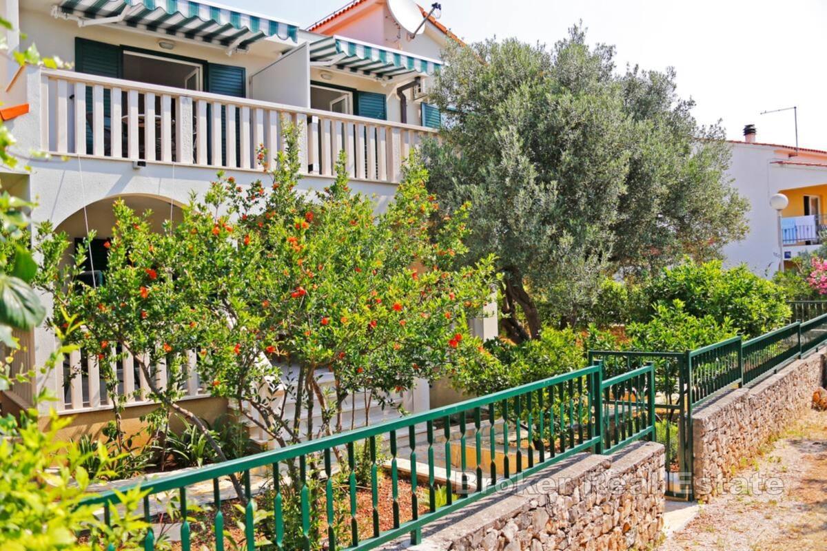 Rogoznica - Freistehendes Appartementhaus mit schönem Garten