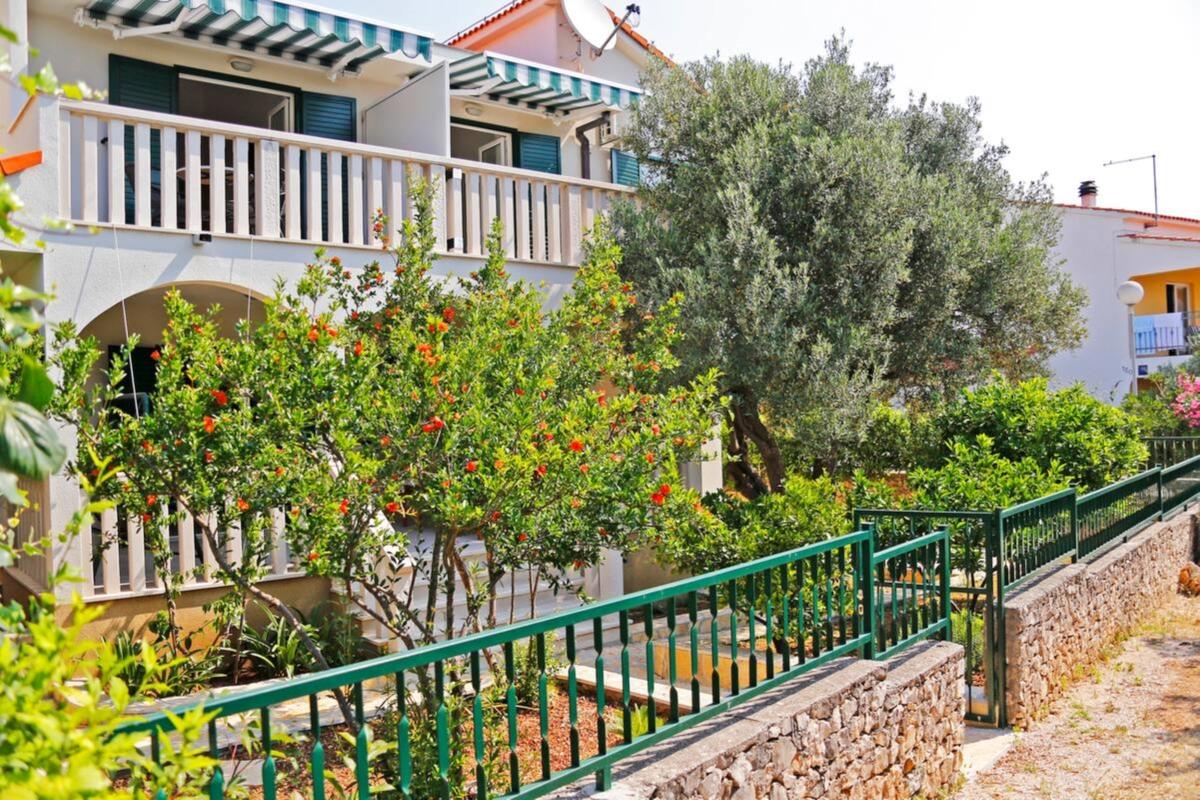 Rogoznica - Freistehendes Appartementhaus mit schönem Garten