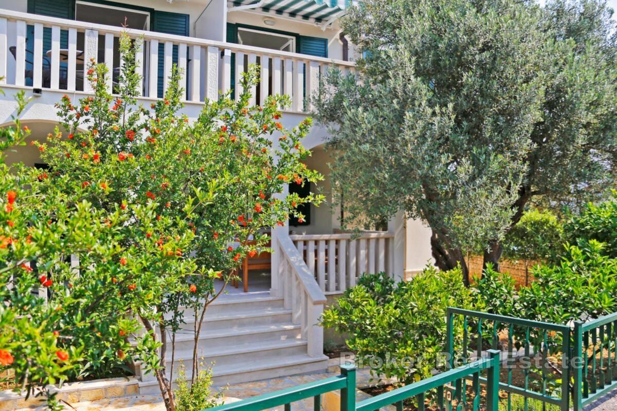 Neďaleko Splitu - samostatne stojaci apartmánový dom s krásnou záhradou