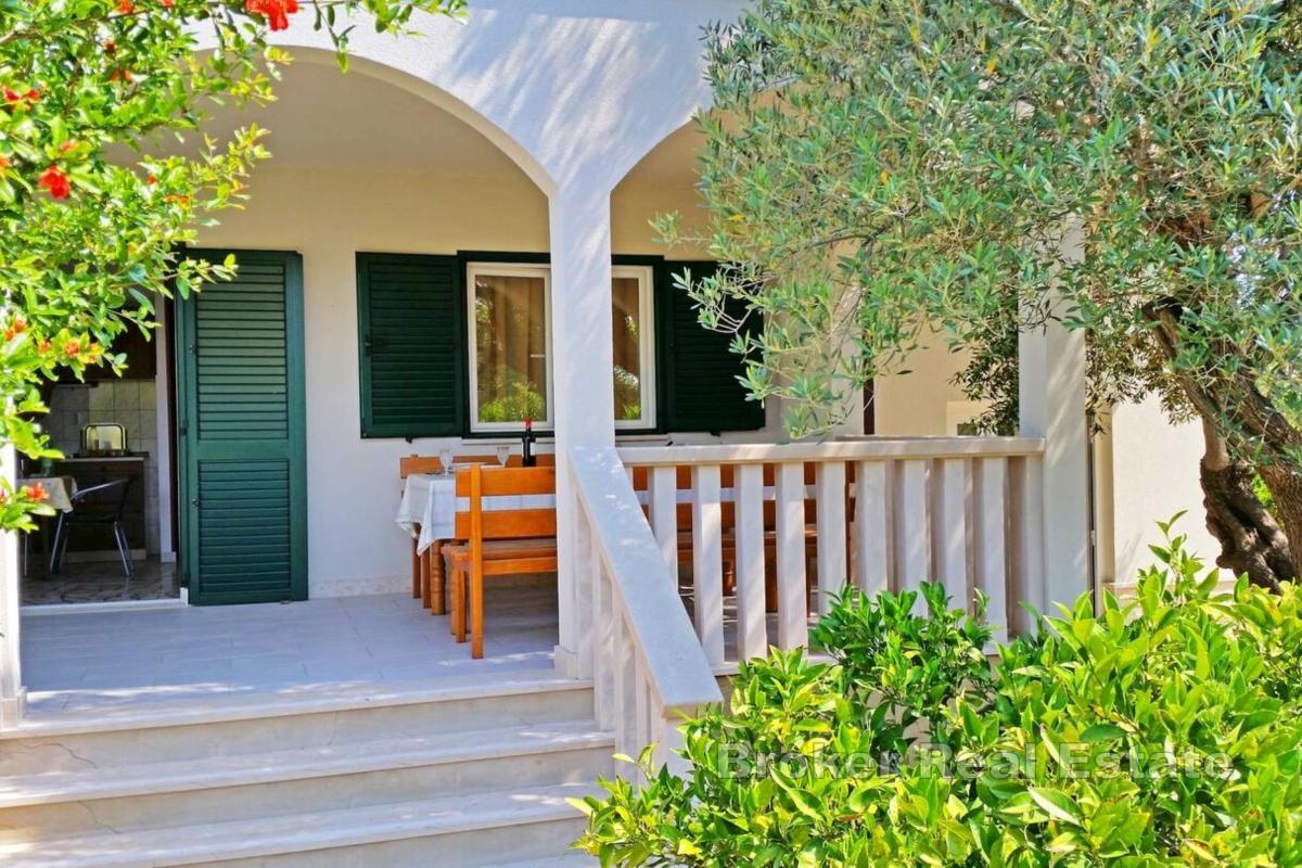 Neďaleko Splitu - samostatne stojaci apartmánový dom s krásnou záhradou