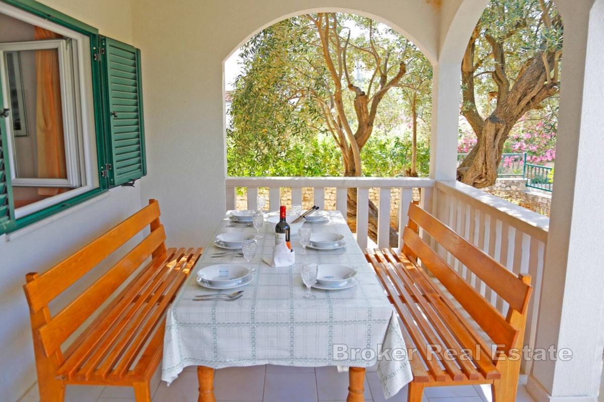 Neďaleko Splitu - samostatne stojaci apartmánový dom s krásnou záhradou