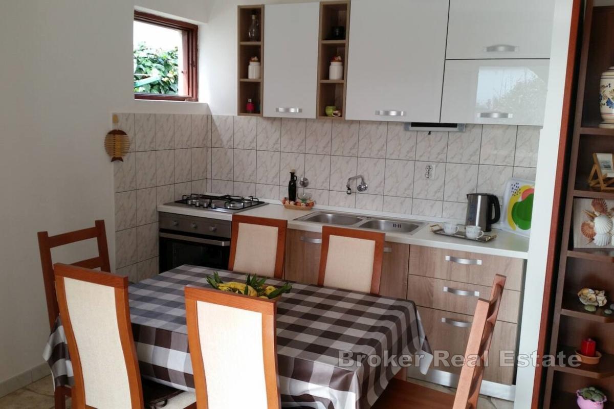 Neďaleko Splitu - samostatne stojaci apartmánový dom s krásnou záhradou