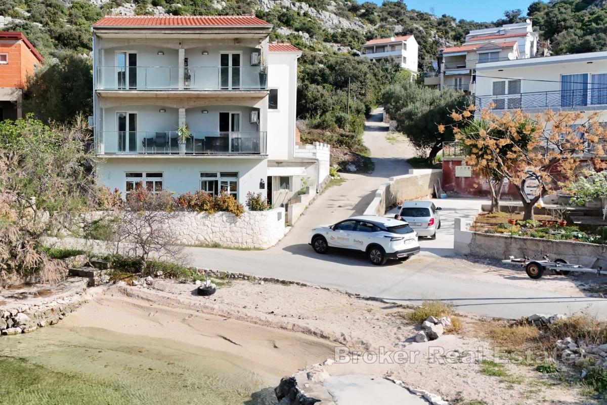 Haus mit 5 Wohnungen in erster Meeresreihe