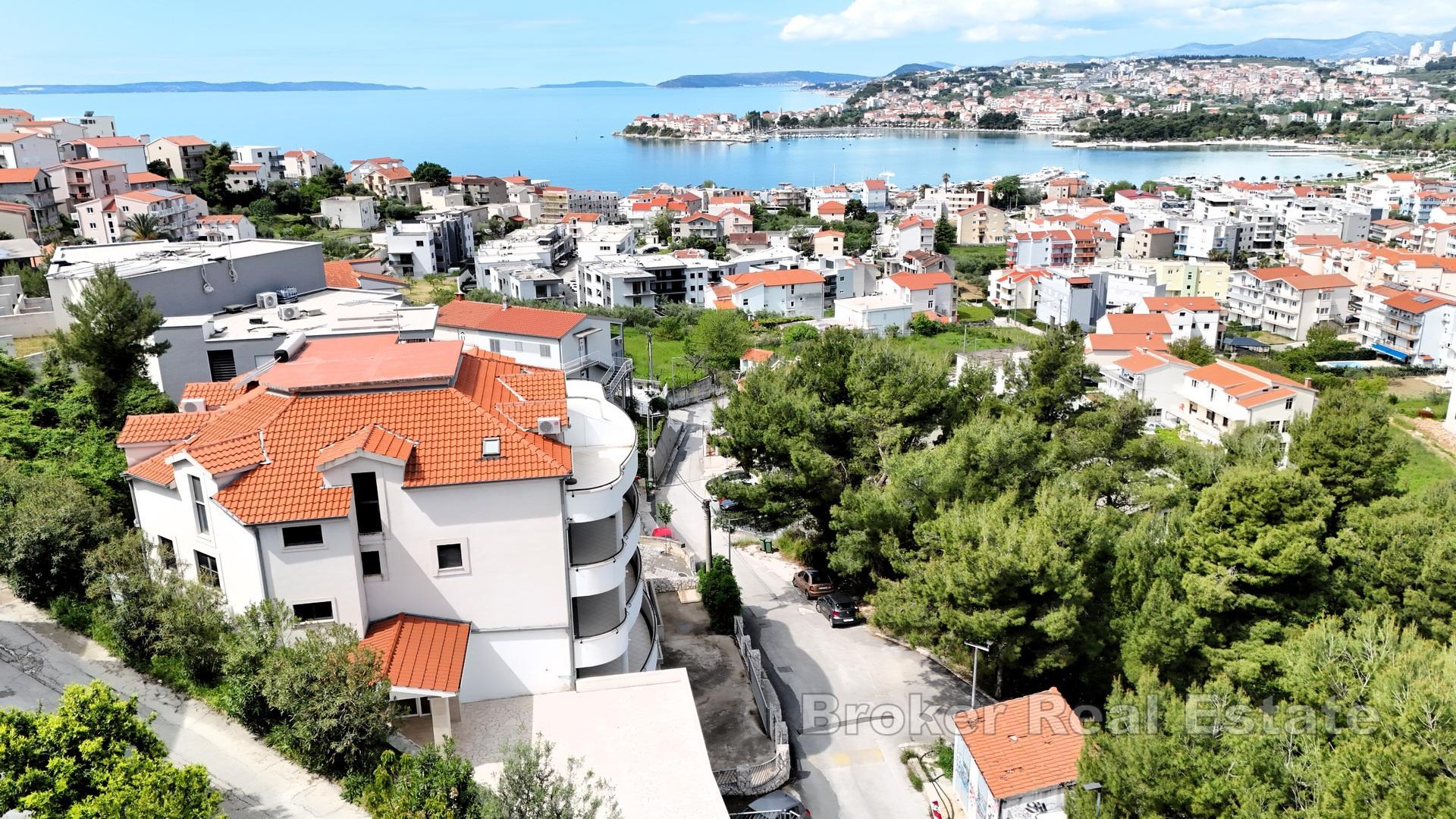Apartmanska kuća s pogledom na more i unutrašnjim bazenom