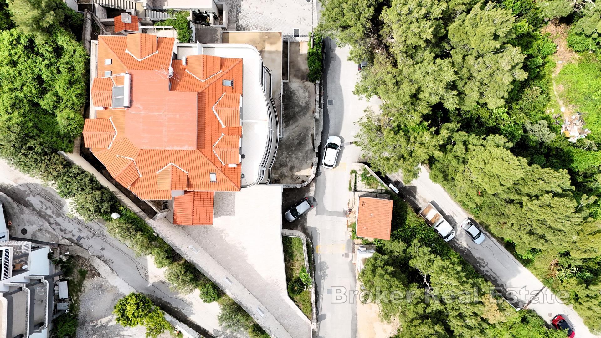 Apartmanska kuća s pogledom na more i unutrašnjim bazenom