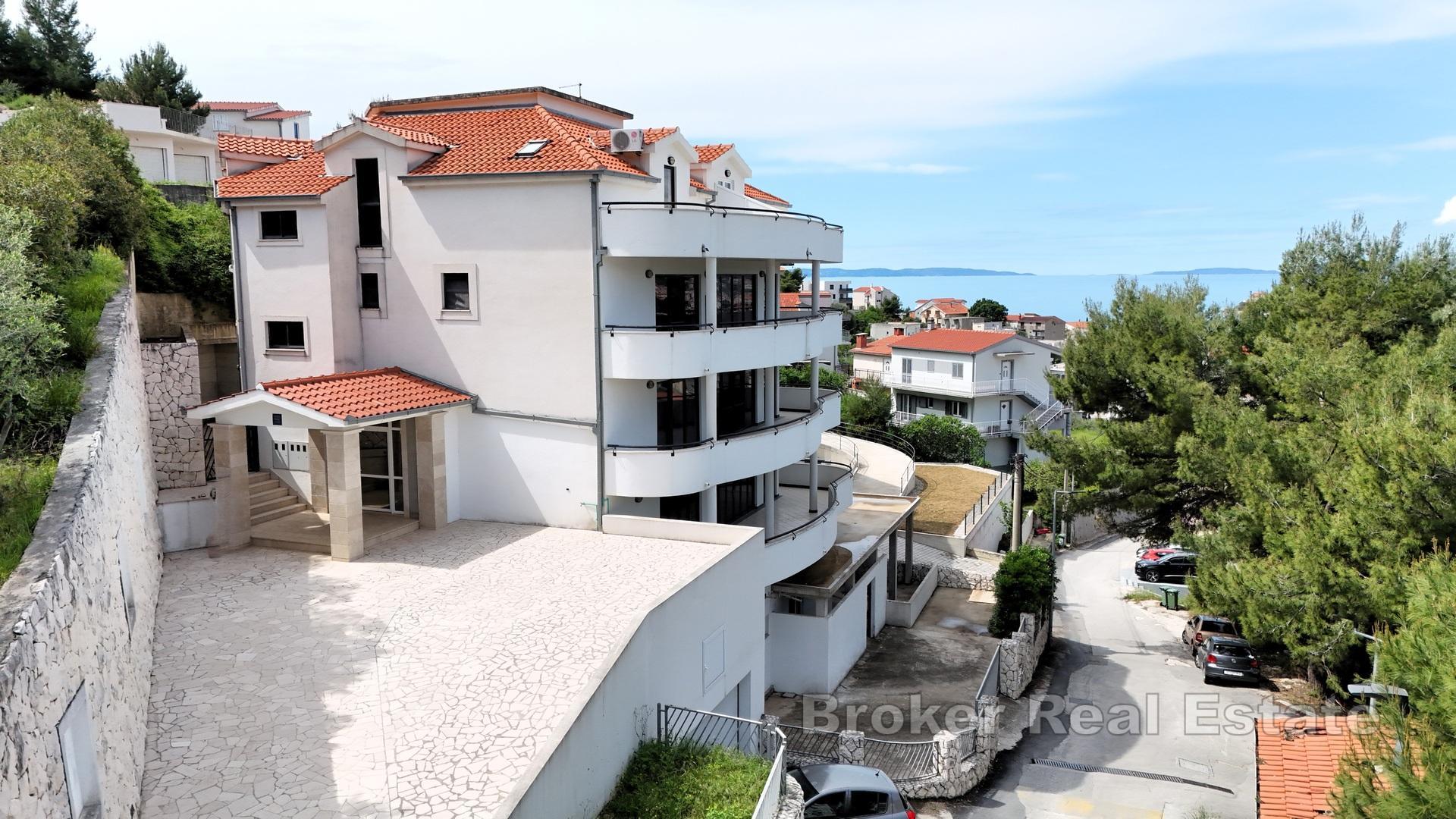 Apartmanska kuća s pogledom na more i unutrašnjim bazenom