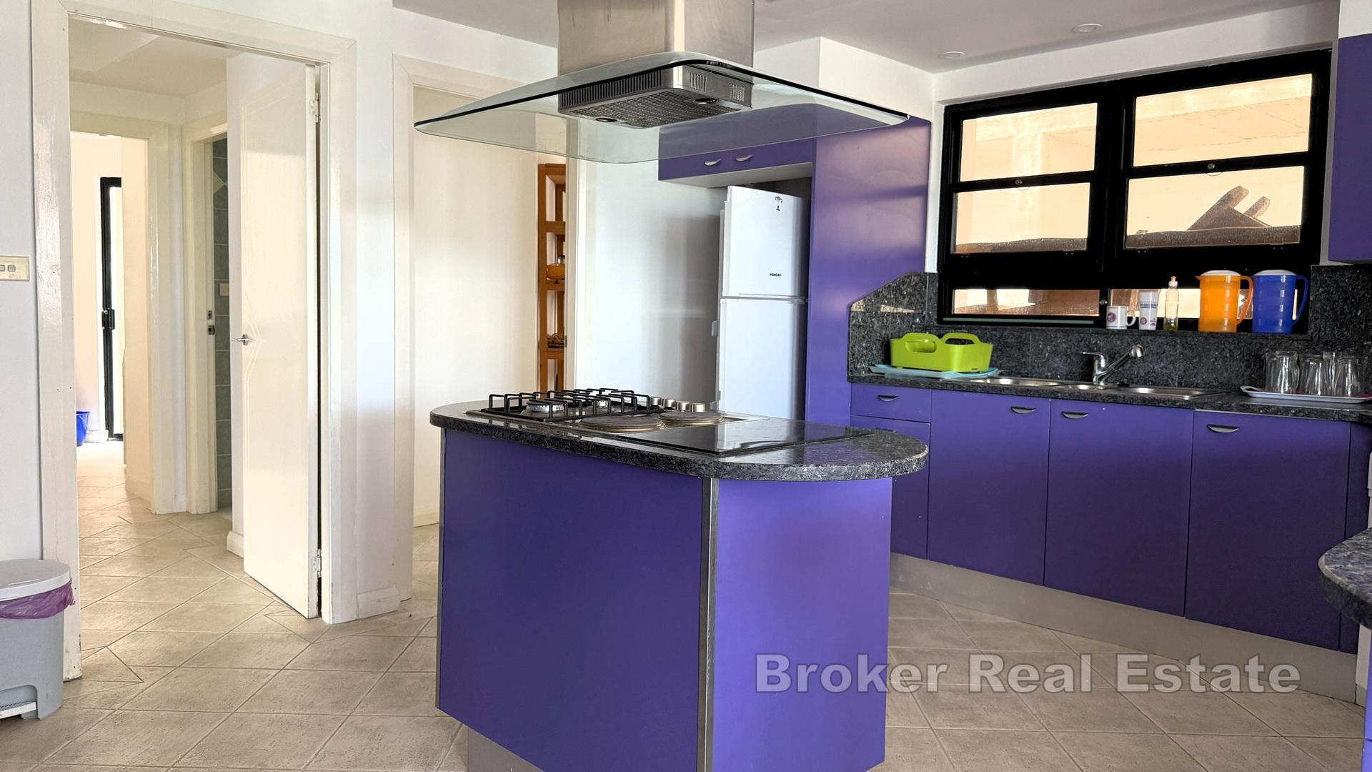 Apartmanska kuća s pogledom na more i unutrašnjim bazenom