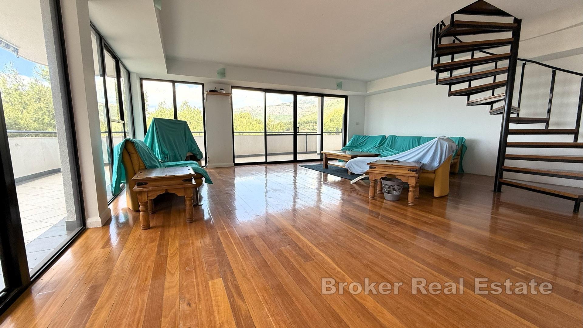 Жилой дом с видом на море и крытым бассейном