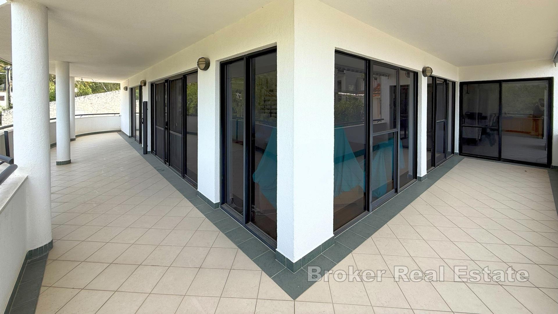 Apartmanska kuća s pogledom na more i unutrašnjim bazenom