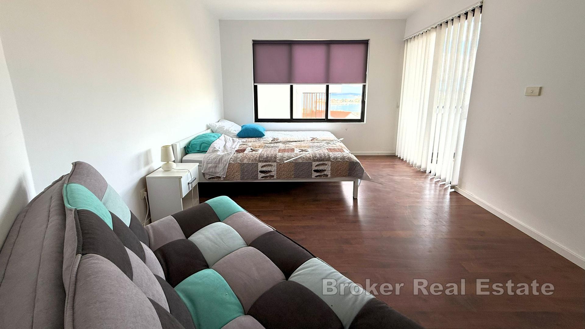 Apartmanska kuća s pogledom na more i unutrašnjim bazenom