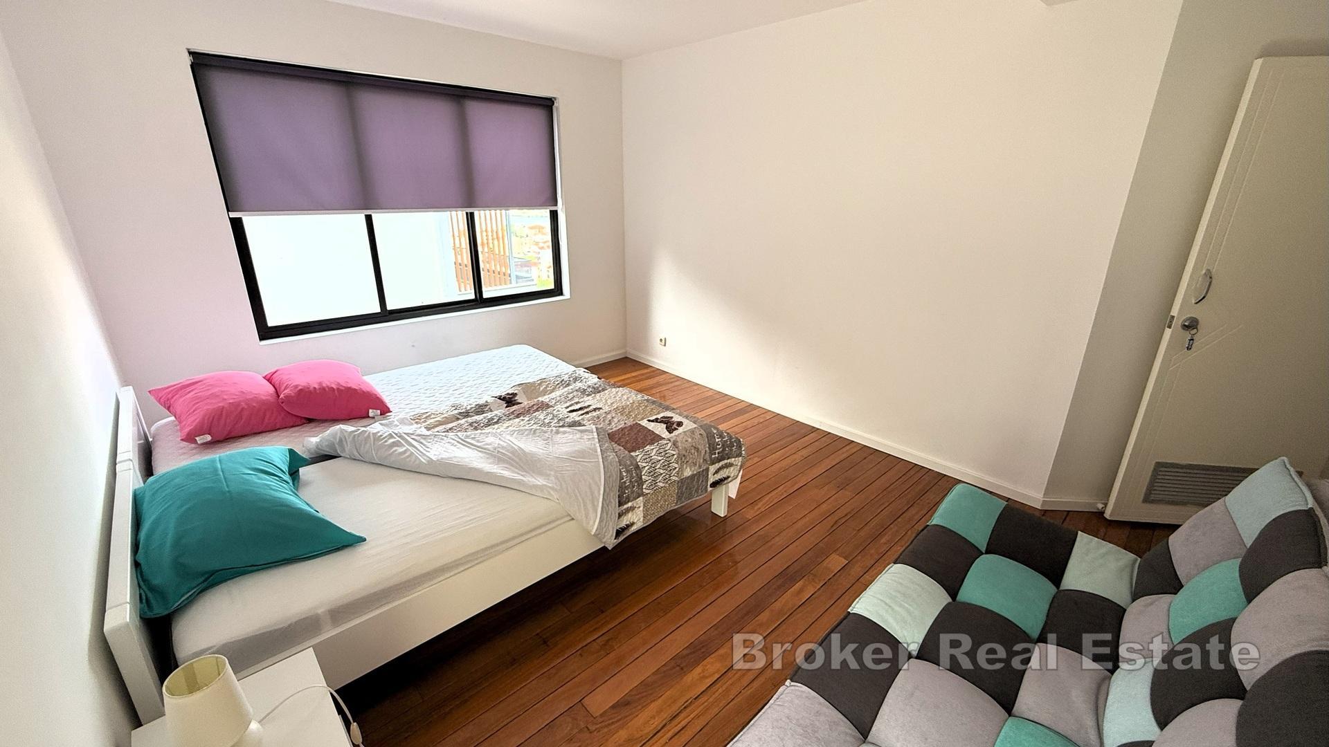 Apartmanska kuća s pogledom na more i unutrašnjim bazenom