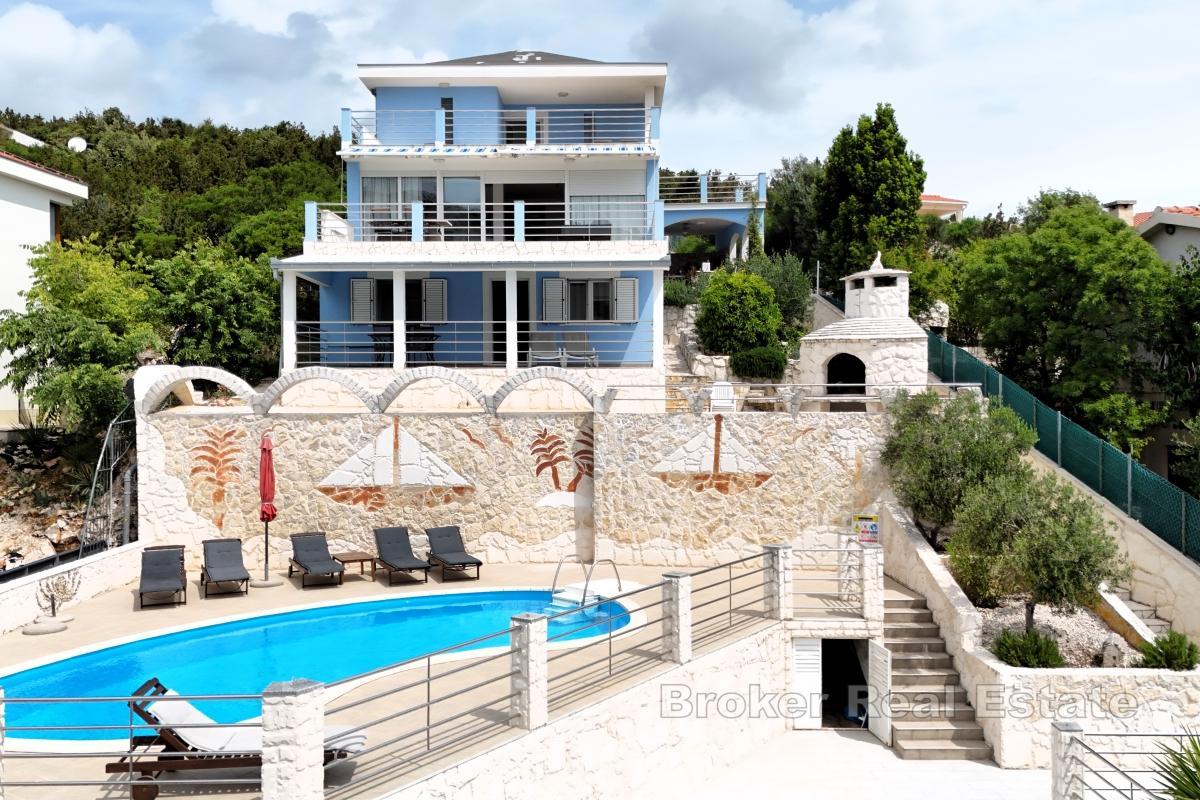 Villa med leiligheter og svømmebasseng, første rad mot sjøen