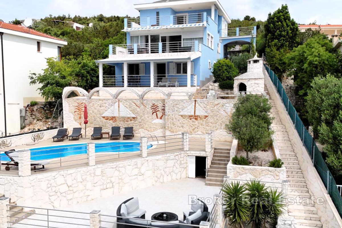 Villa med leiligheter og svømmebasseng, første rad mot sjøen