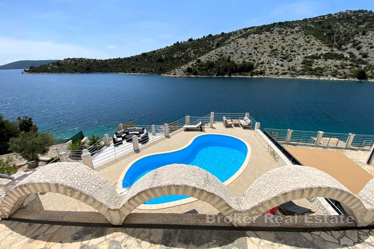 Villa med leiligheter og svømmebasseng, første rad mot sjøen