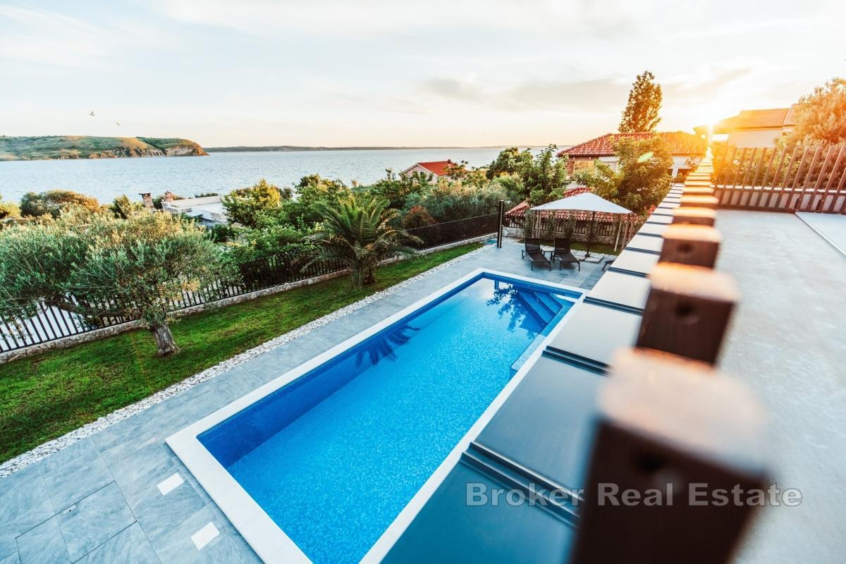 Moderne villa med oppvarmet basseng