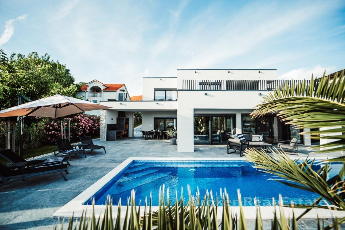 Moderne villa med oppvarmet basseng