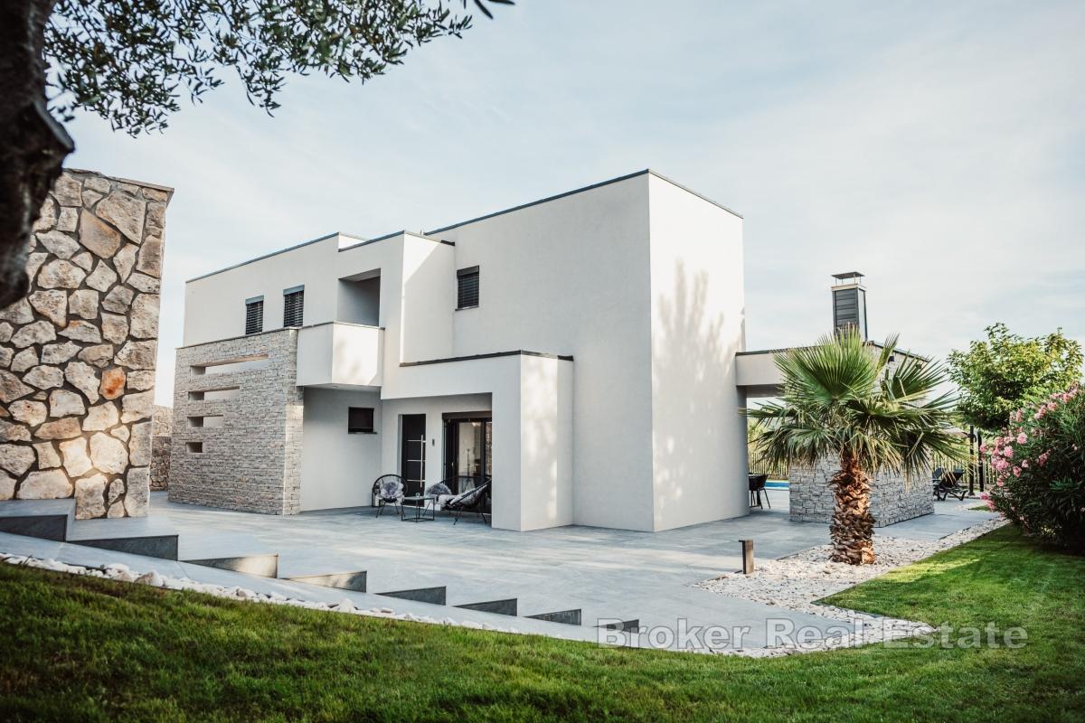 Moderne villa med oppvarmet basseng