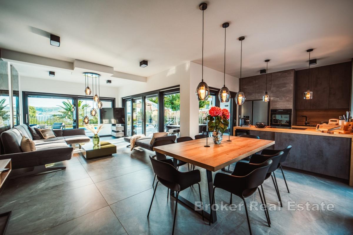 Moderne villa med oppvarmet basseng