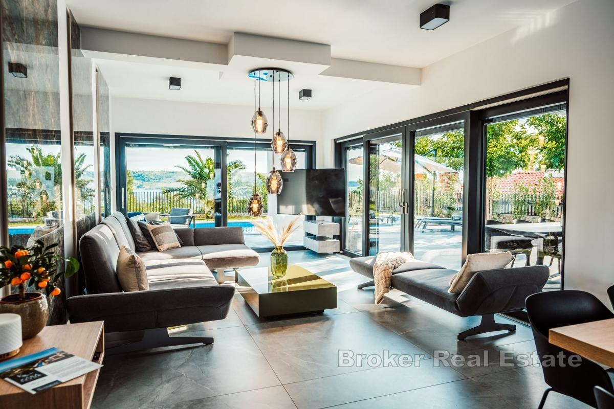Moderne villa med oppvarmet basseng