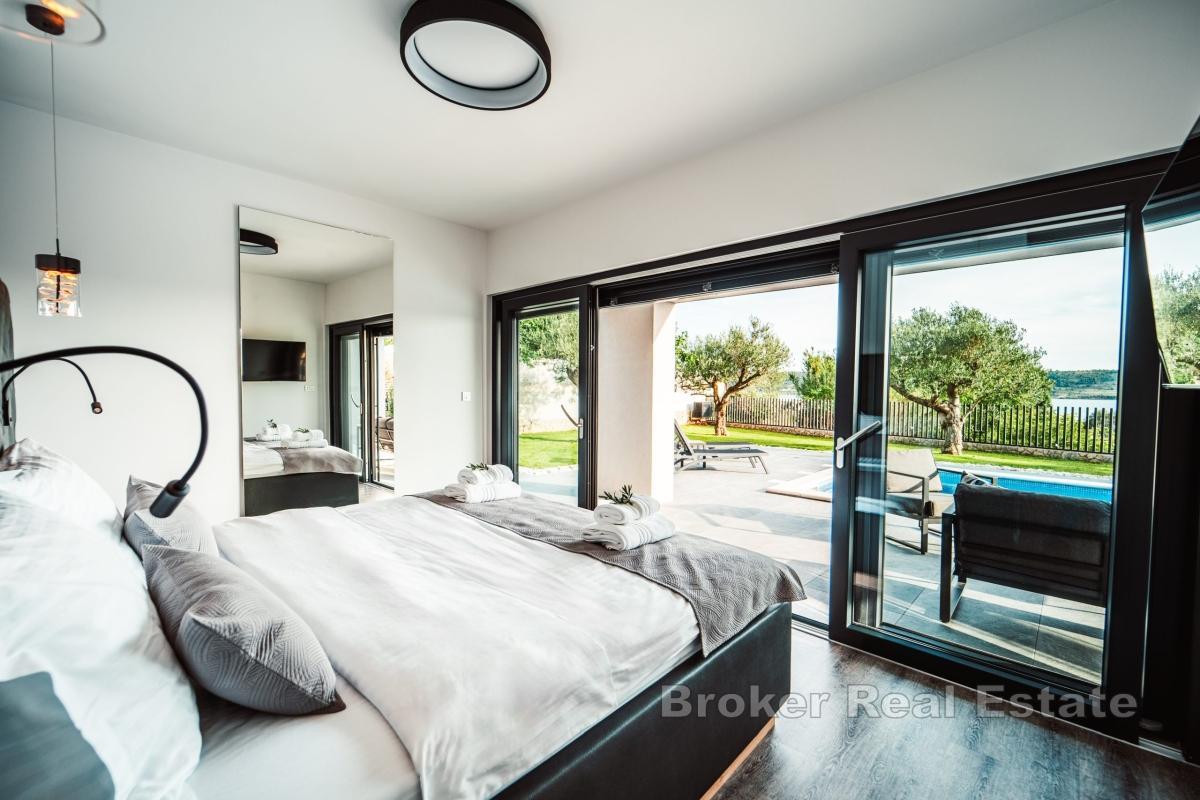 Moderne villa med oppvarmet basseng