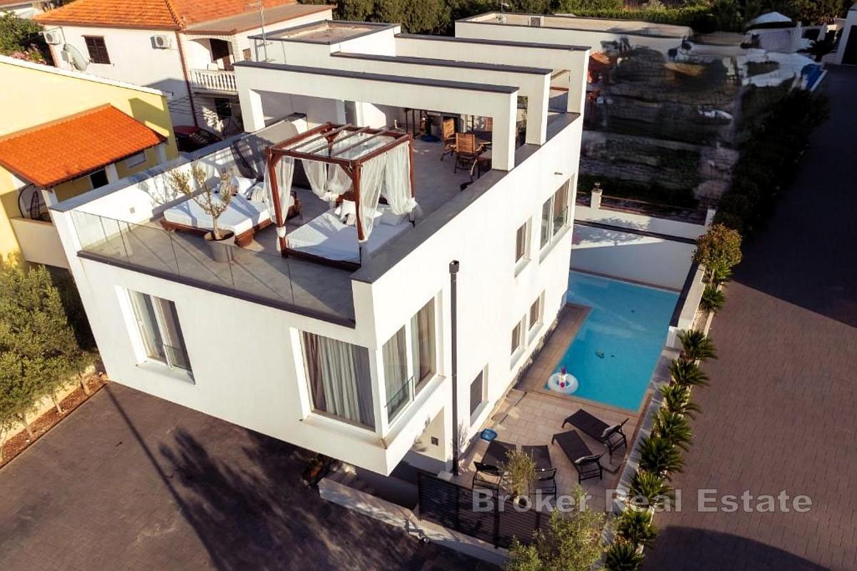 Moderne hus med basseng
