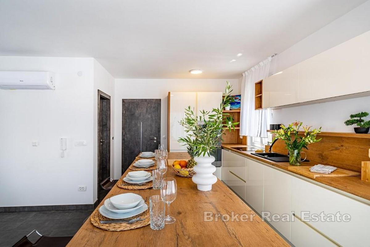 Moderne hus med basseng