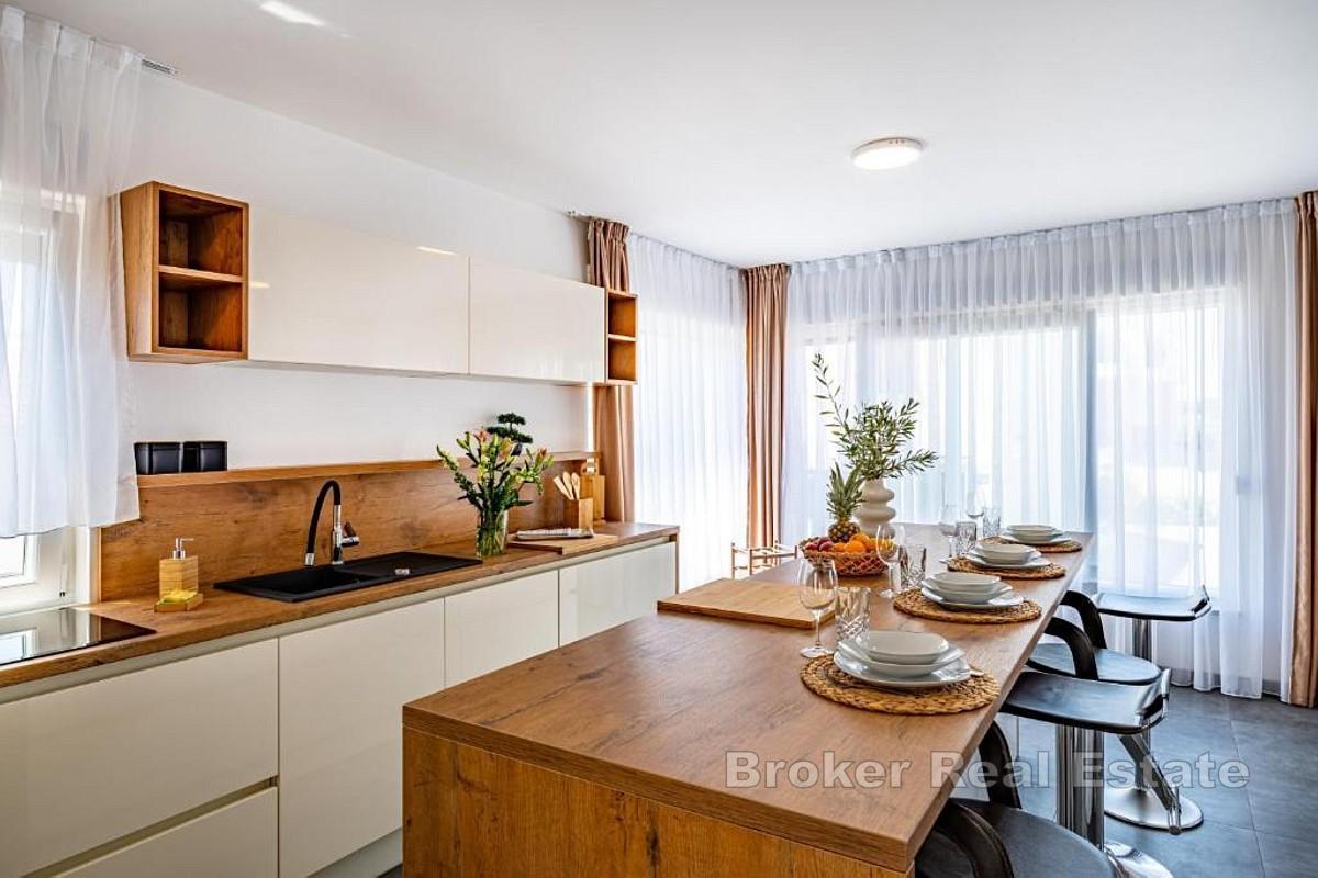 Moderne hus med basseng