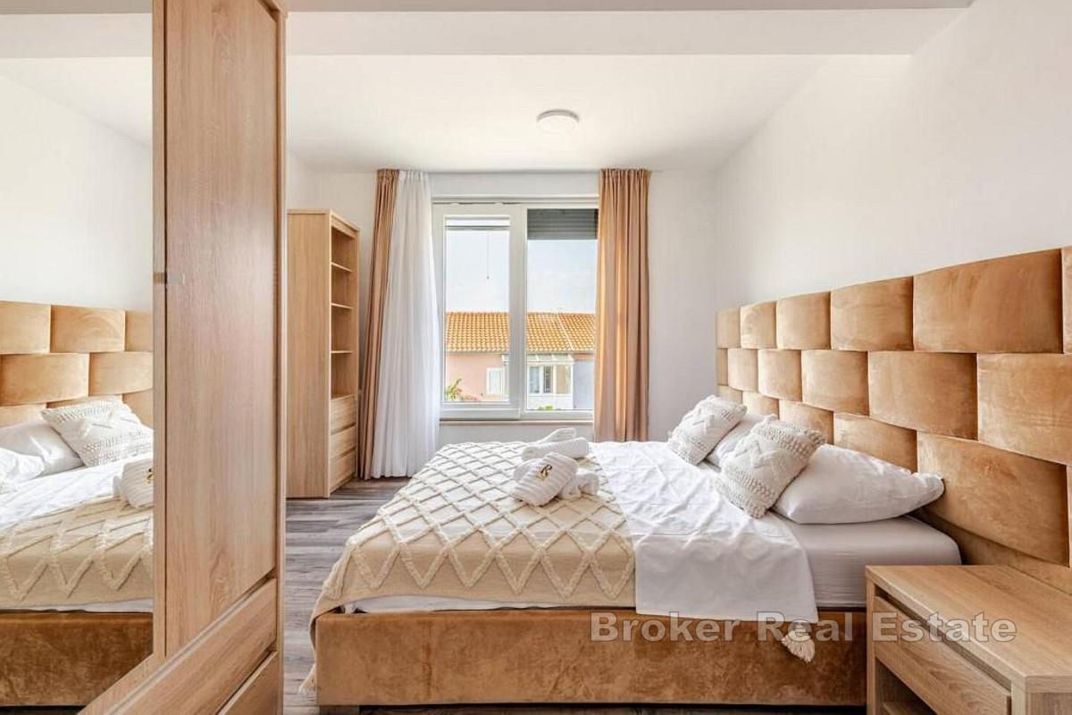 Moderne hus med basseng