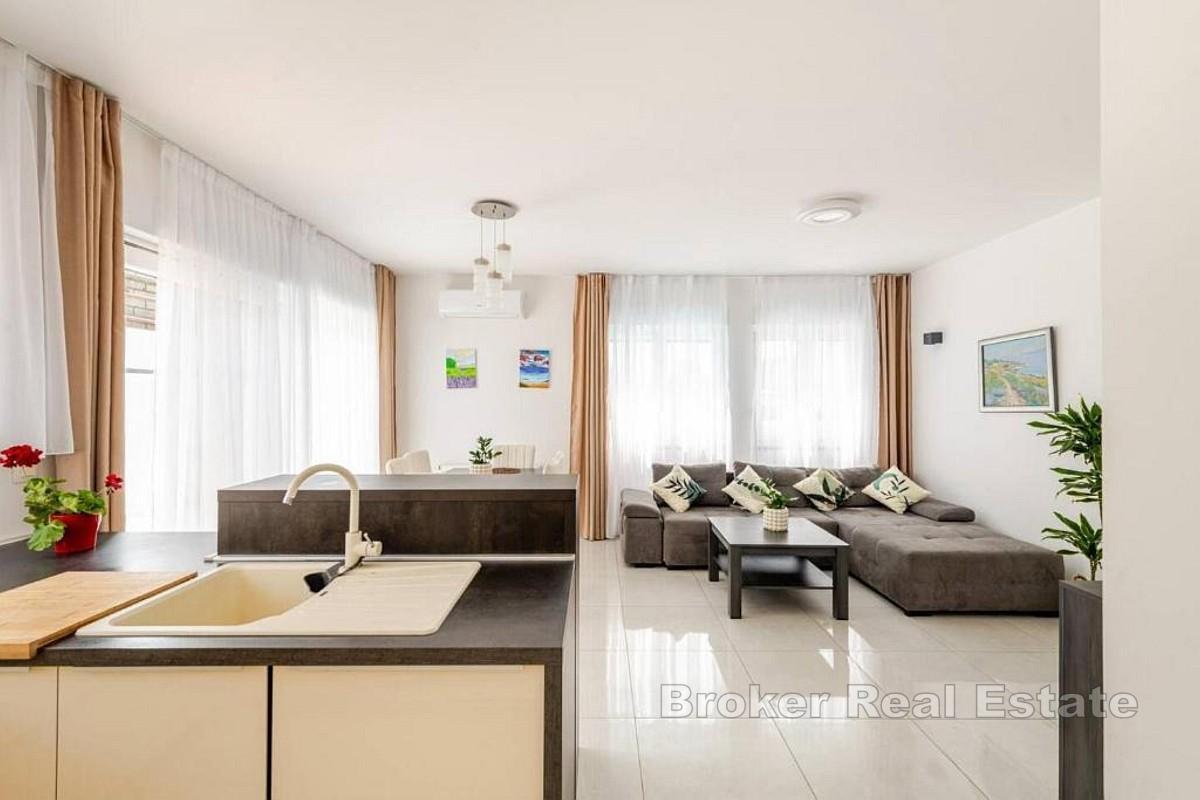 Moderne hus med basseng