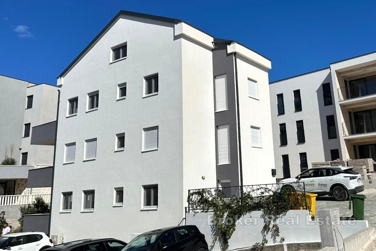 Nybyggd byggnad i lugnt läge