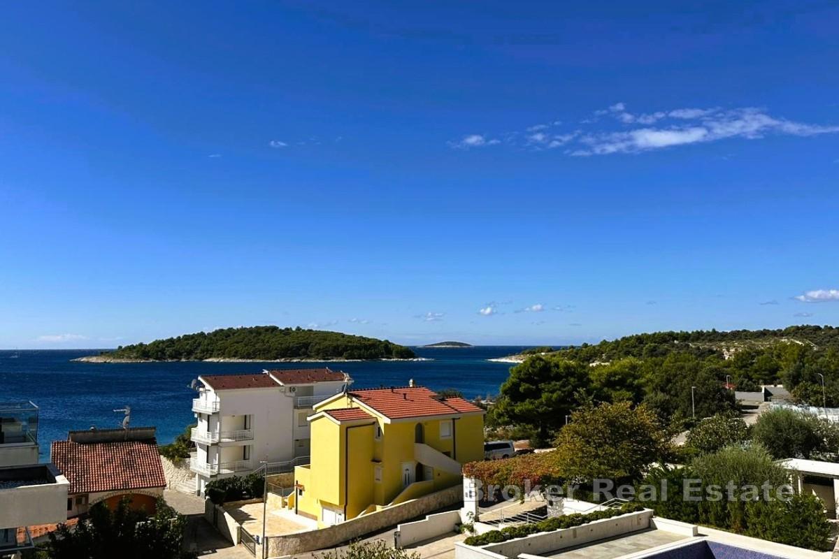 Nybyggd byggnad i lugnt läge