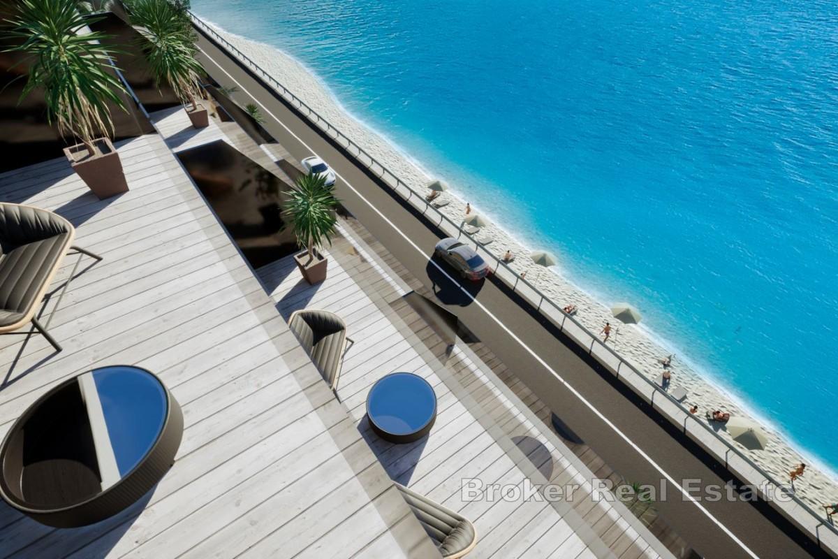 Luksusowy nowy budynek w pierwszym rzędzie od morza