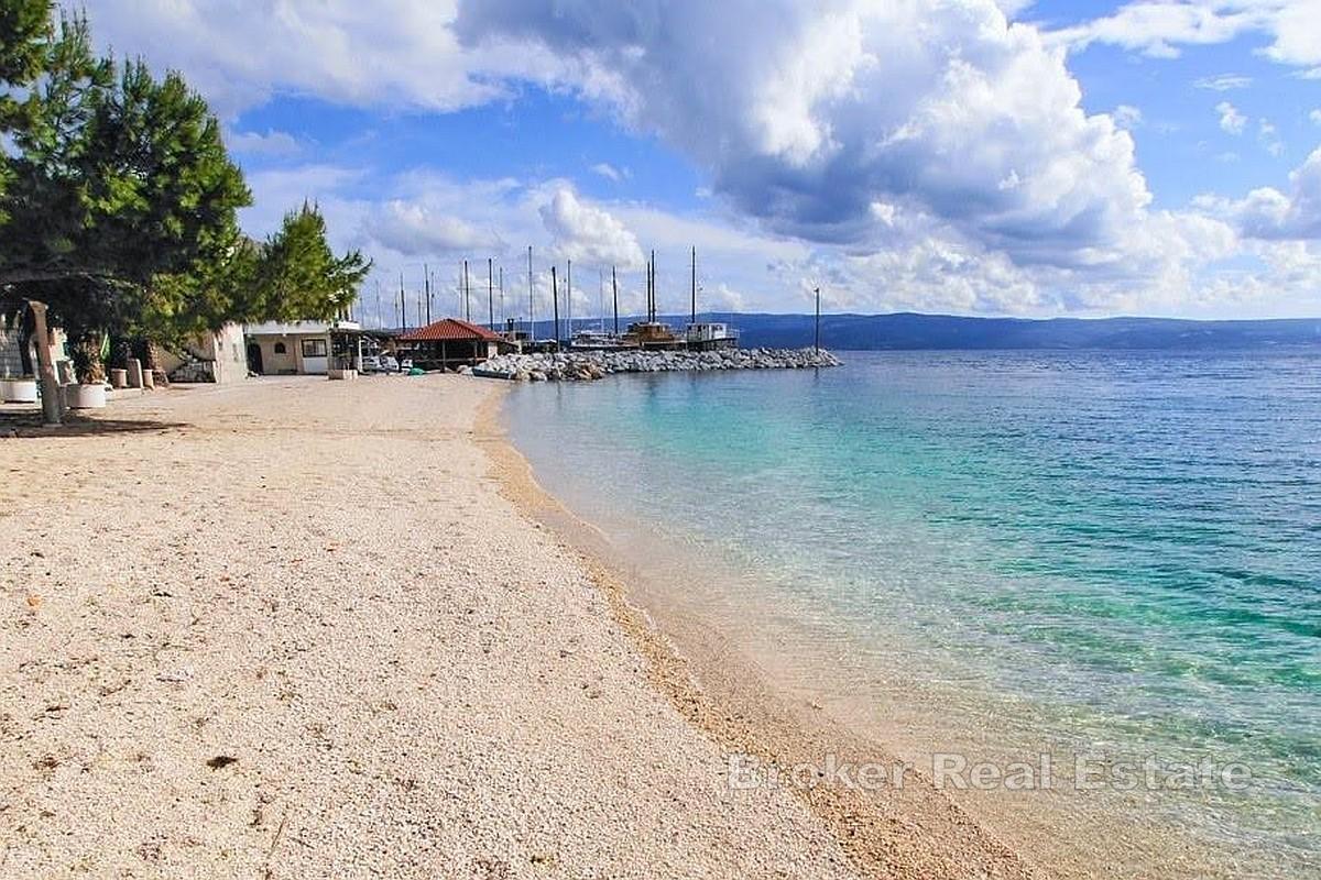 Luksusowy nowy budynek w pierwszym rzędzie od morza