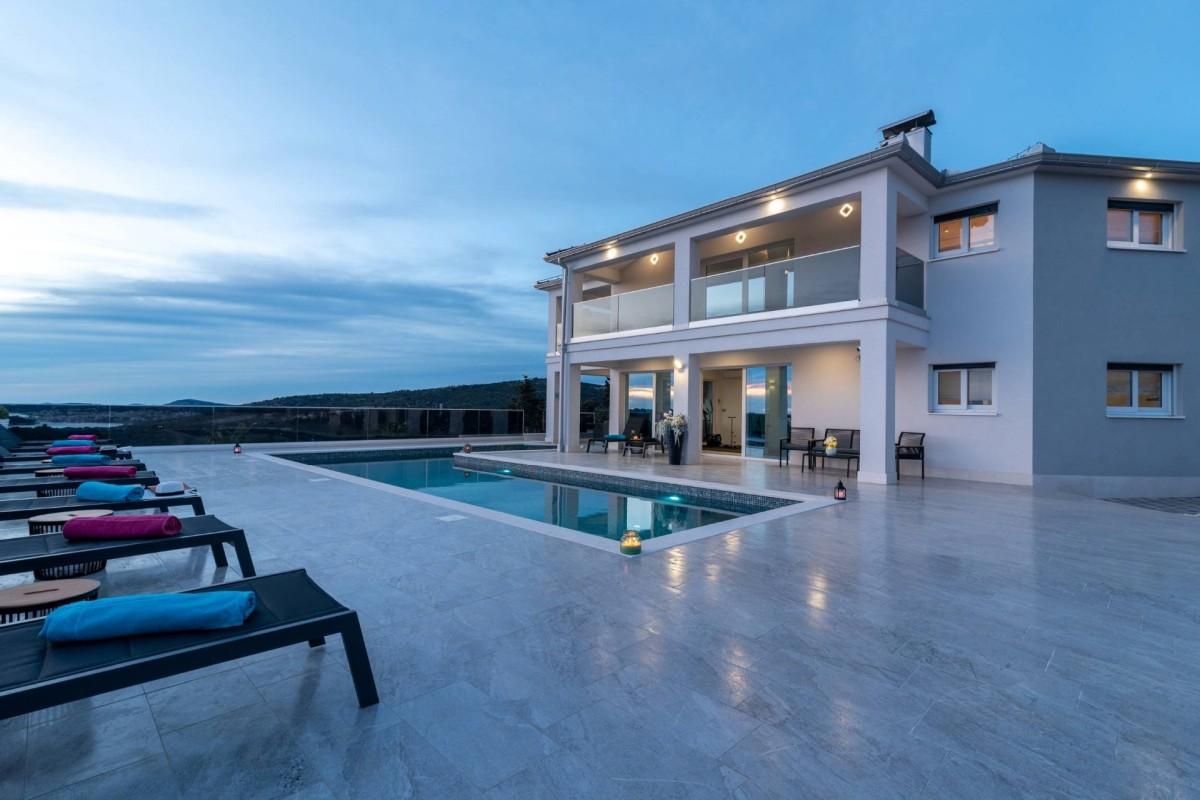 Villa moderna con vista aperta e due appartamenti