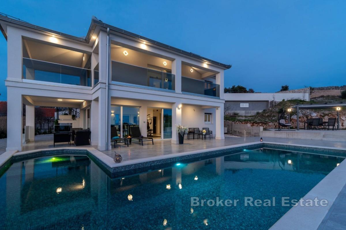 Nowoczesna willa z otwartym widokiem i dwoma apartamentami