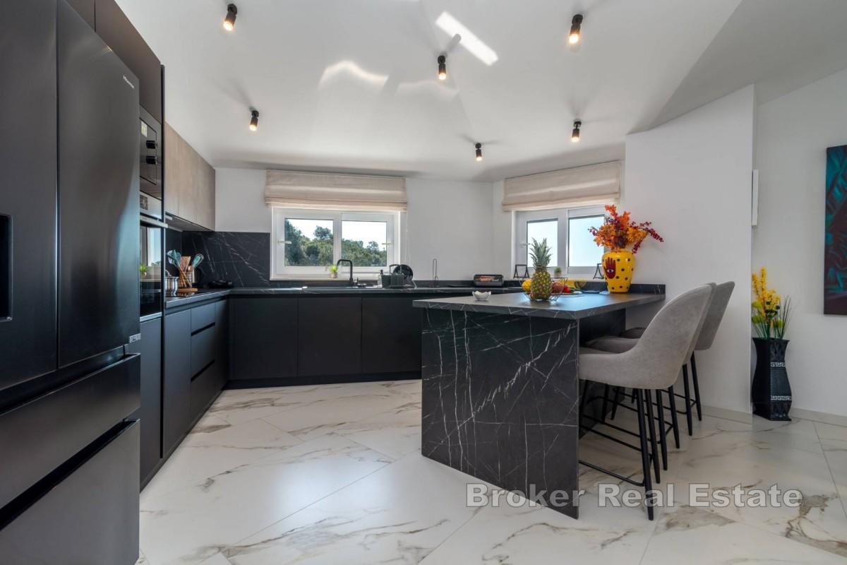 Villa moderne avec vue dégagée et deux appartements