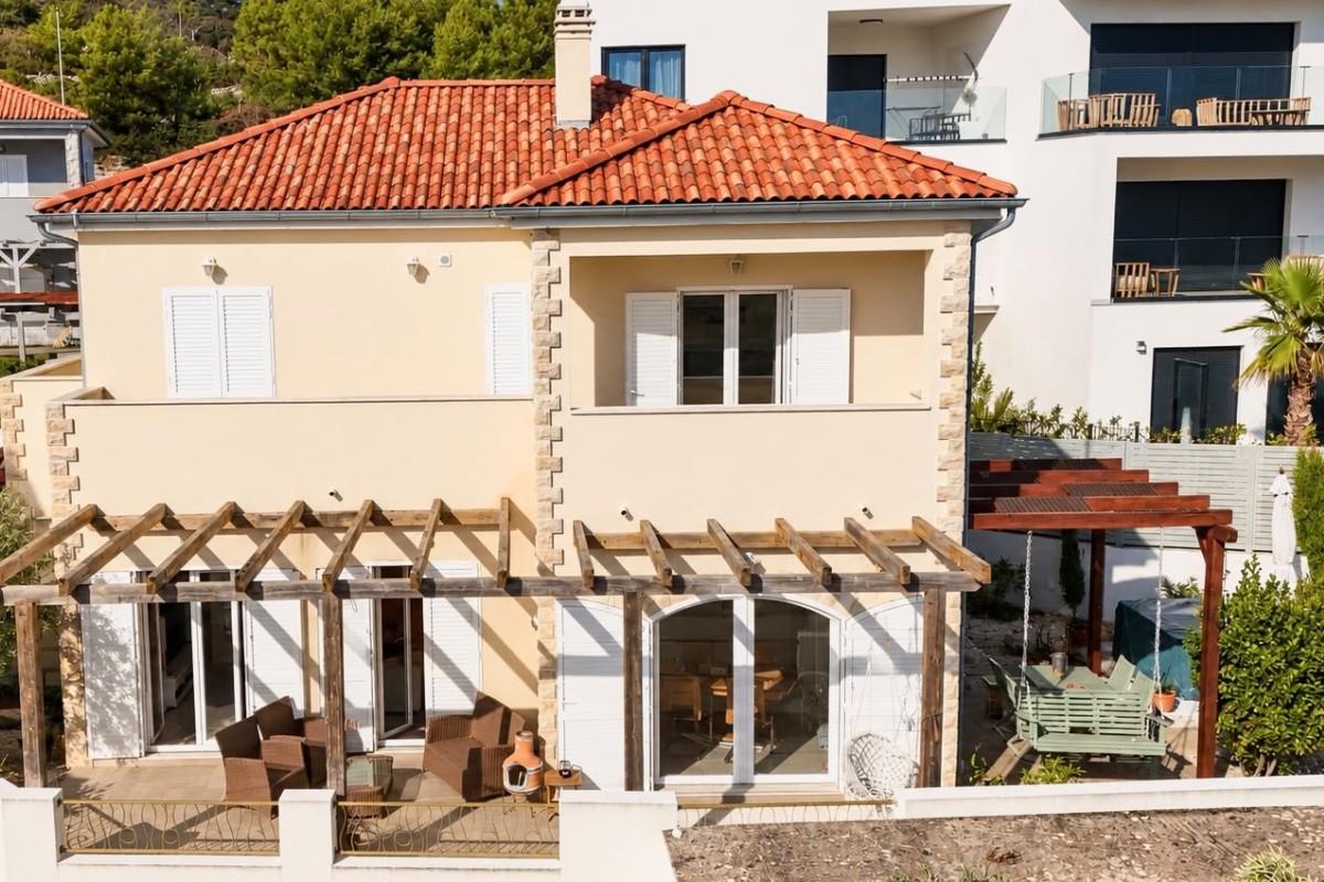 001-2044-94-Rogoznica-modern-villa-near-sea-for-sale