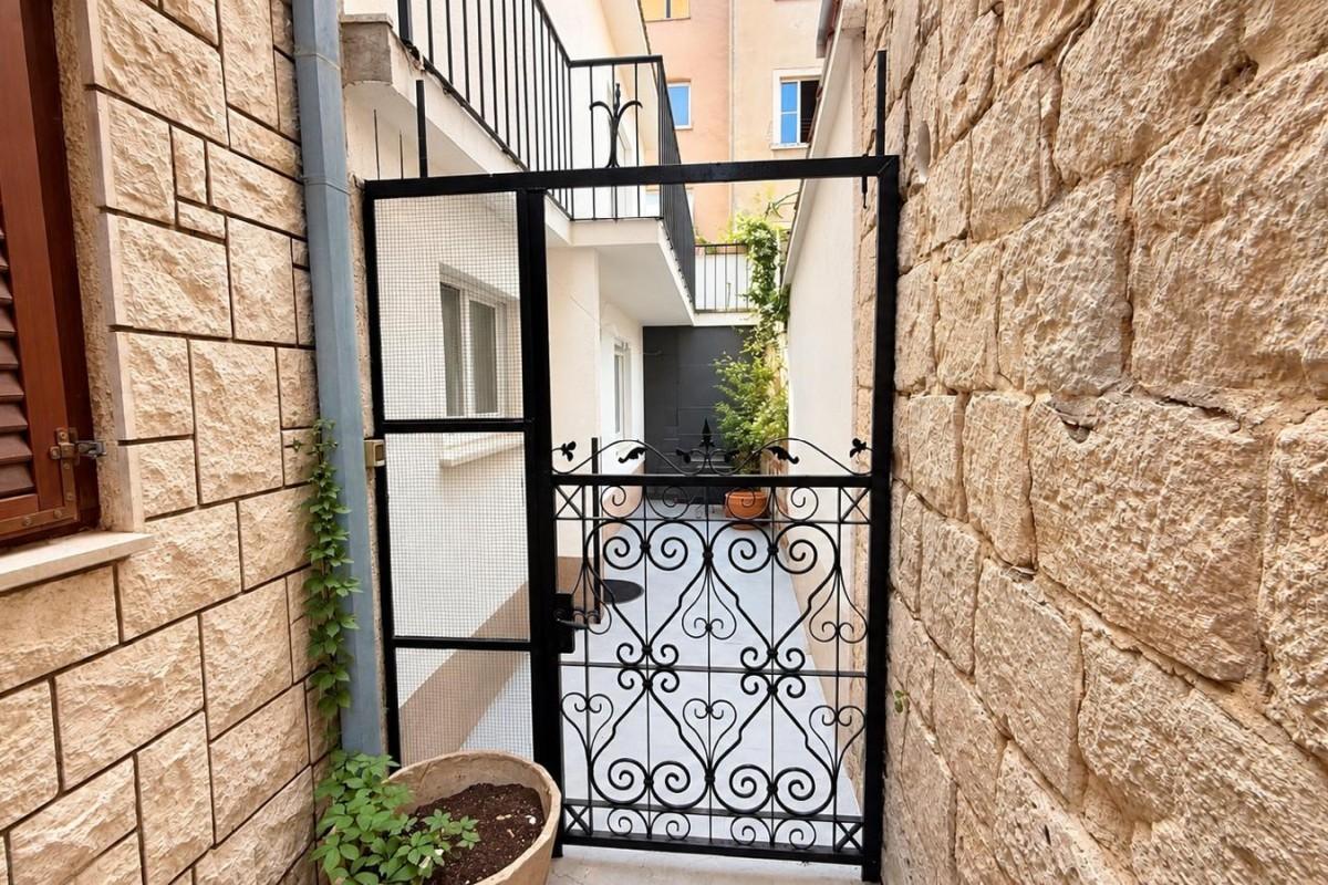 001-2044-98-Split-attractive-house-in-the-city-centre-for-sale