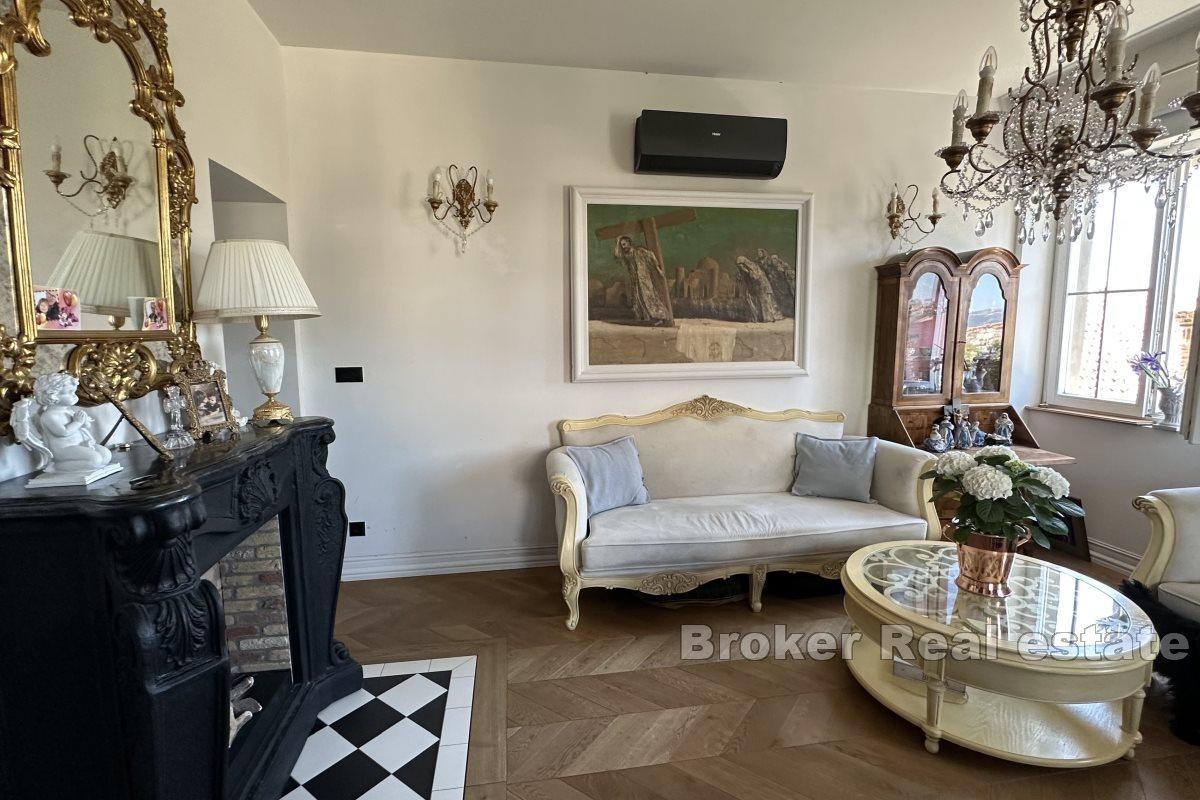 Stilizirani stan u blizini obale i plaže