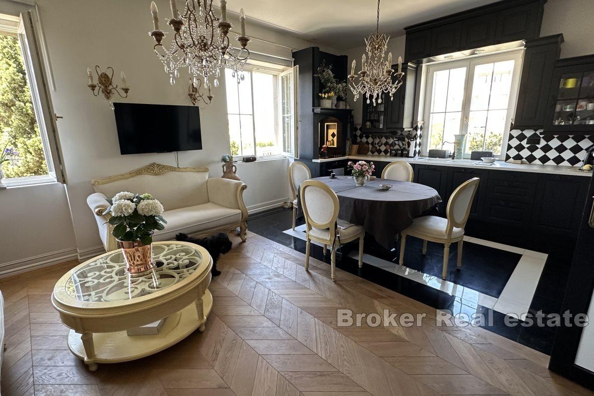 Stilizirani stan u blizini obale i plaže